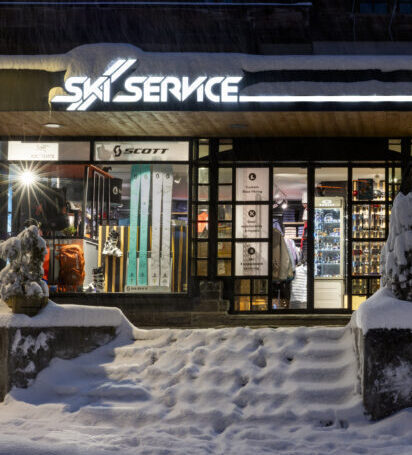 Ski service Verbier night outside - ski hire, bike rental, ski passes