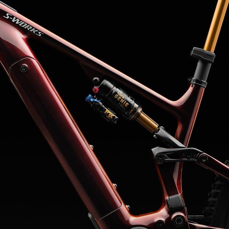 Vue détaillée de la technologie de suspension avancée Specialized. Louez des VTT tout suspendus parfaitement réglés à Verbier pour une confiance totale sur les sentiers. 